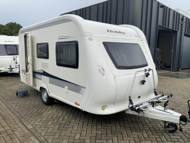 Hobby De Luxe 440 SF met mover en voorten