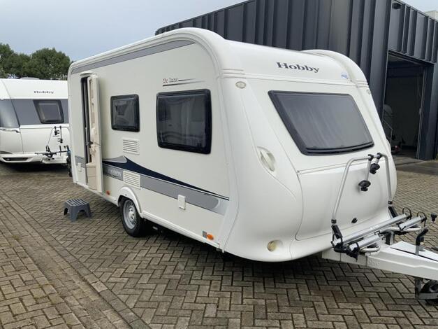 Hobby De Luxe 440 SF met mover en voorten