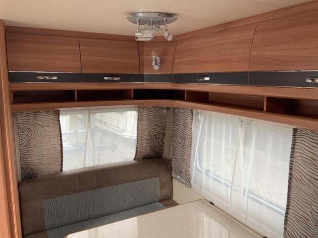 Hobby De Luxe 440 SF met mover en voorten