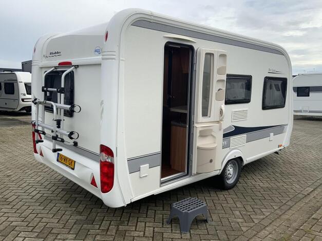 Hobby De Luxe 440 SF met mover en voorten