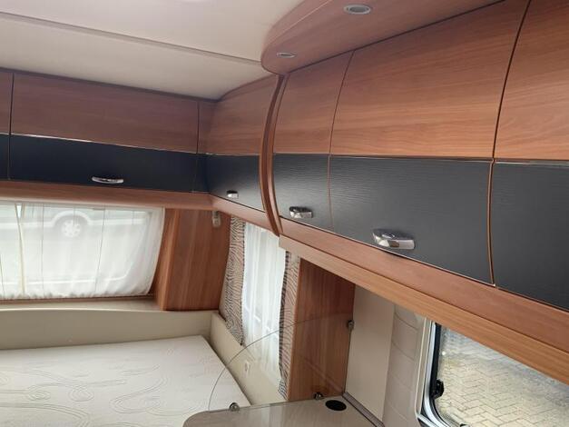 Hobby De Luxe 440 SF met mover en voorten