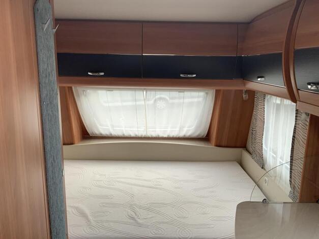 Hobby De Luxe 440 SF met mover en voorten